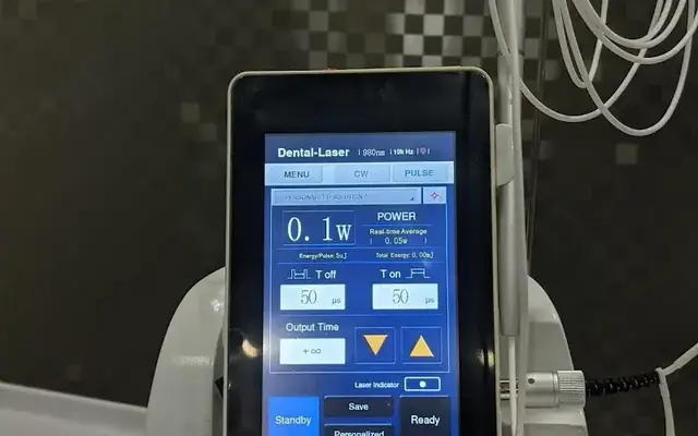 Dental laser unit with its handpiece